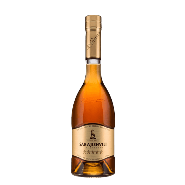 Bouteille de brandy géorgien Sarajishvili ambré, avec bouchon doré et étiquette crème affichant cinq étoiles et la mention « Product of Georgia ».