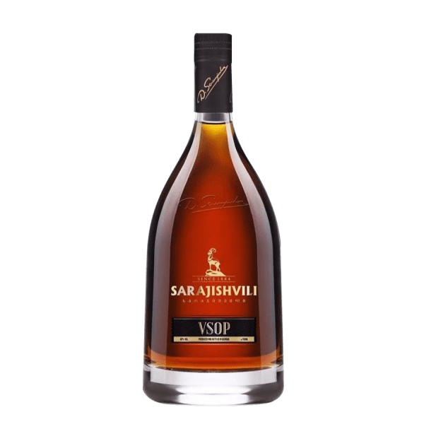 Bouteille de brandy géorgien Sarajishvili VSOP, liqueur ambrée dans un flacon à capsule noire sur fond uni.