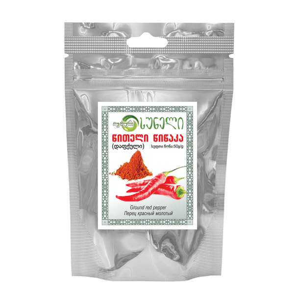 Sachet refermable argenté de poivre rouge moulu pour cuisine géorgienne, avec illustration de piments rouges et étiquette en géorgien, anglais et russe.