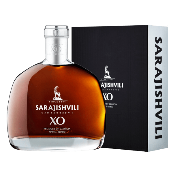 Bouteille de brandy géorgien Sarajishvili XO, verre plat à bouchon argenté, devant son coffret noir; liqueur ambrée, 40 % vol, 500 ml.