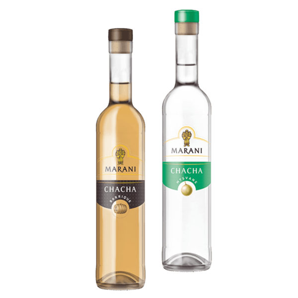 Deux bouteilles d’eau-de-vie géorgienne chacha Marani sur fond uni : à gauche la version ambrée « Chacha Barrique » avec étiquette noire et capsule brune, à droite la version translucide « Chacha Mtsvane » avec étiquette et capsule vertes.