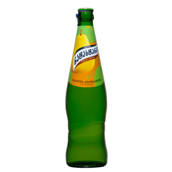 Bouteille en verre verte de limonade géorgienne Natakhtari, saveur poire, avec étiquette jaune illustrée d’une poire et inscriptions en alphabet géorgien.