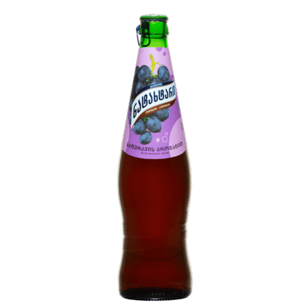 Bouteille en verre brune de limonade géorgienne au raisin (Saperavi), avec étiquette violette illustrée de grappes et texte en géorgien.